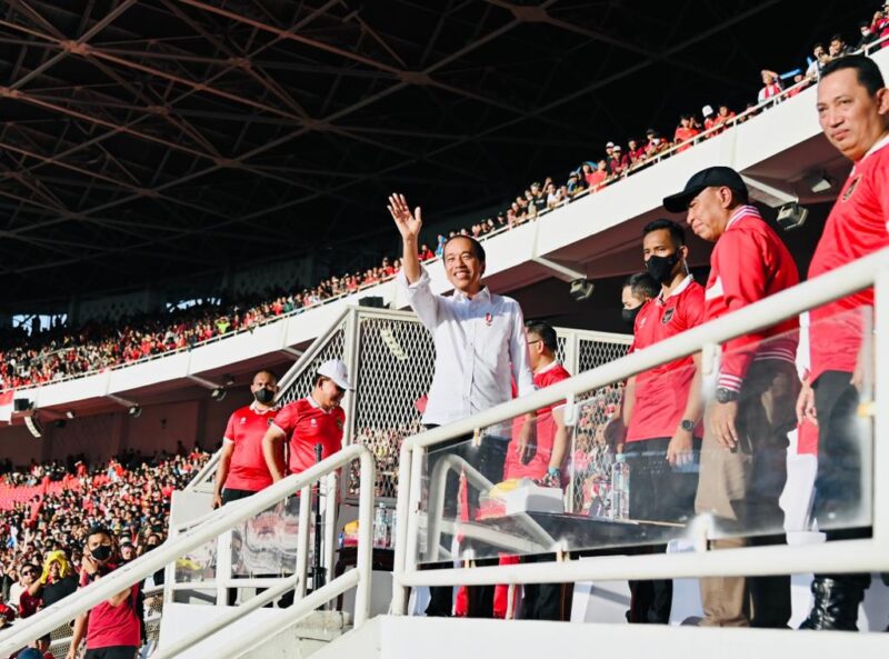 Presiden Jokowi menyaksikan laga semifinal leg pertama Piala AFF antara tim nasional sepak bola Indonesia dengan Vietnam di Stadion Utama GBK, Jakarta, pada Jumat (06/01/2023) sore. (Foto: BPMI Setpres)