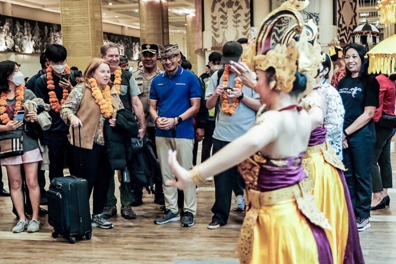 Menparekraf Sandiaga Uno menyambut wisatawan pertama yang tiba di Indonesia di tahun 2023 di Bandar Udara Internasional Ngurah Rai, Bali (Foto: Kemenparekraf)