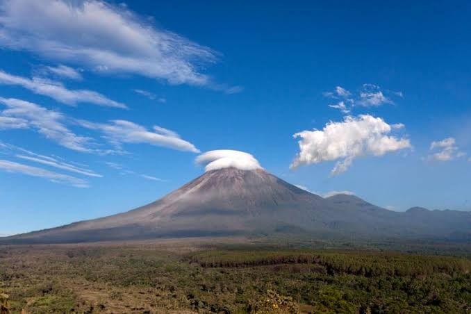 Gunung Semeru (Foto: Shutterstock/Jhon Images)