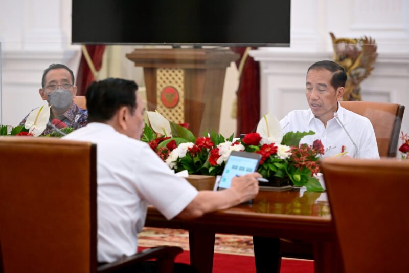 Rapat terbatas yang dipimpin oleh Presiden Joko Widodo di Istana Merdeka, Jakarta Pusat, Jumat (13/01/2023). (Foto: Setpres)