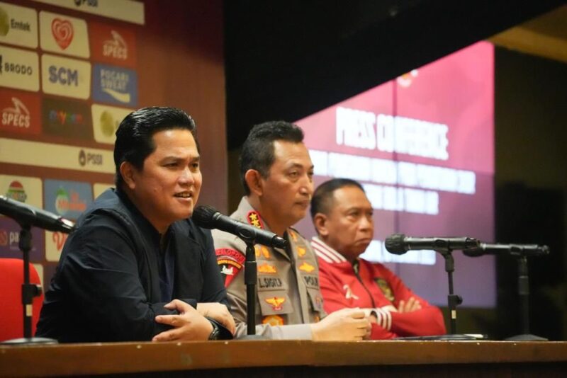 Kapolri Jenderal Listyo Sigit Prabowo bersama Ketua PSSI yang baru Erick Thohir saat konferensi Pers di Media Center Gelora Bung Karno (GBK), Jakarta, Minggu. (Foto: Twitter @erickthohir)