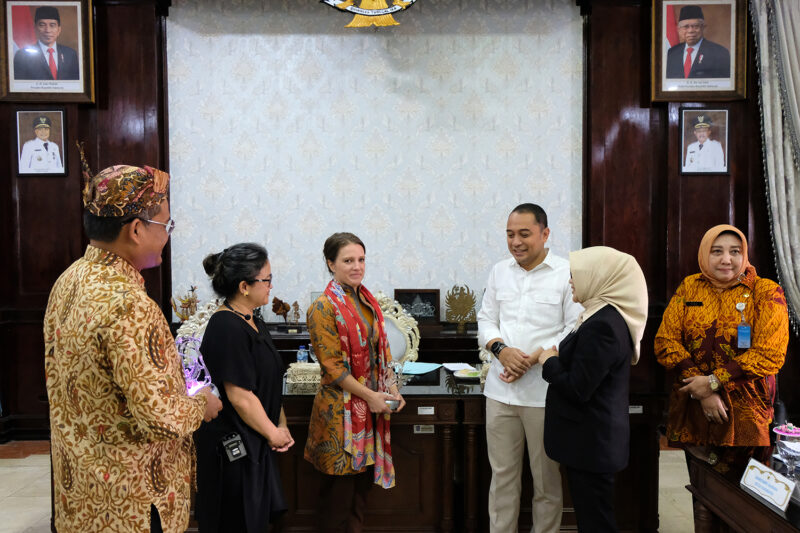 Wali Kota Eri Cahyadi saat menerima kunjungan dari Senior Nutrition Specialist World Bank, Asisten Deputi Penanggulangan Kemiskinan Sekretariat Wakil Presiden (Wapres) RI, Kementerian Pendayagunaan Aparatur Negara dan Reformasi Birokrasi (KemenPAN-RB), serta Kementerian Dalam Negeri (Kemendagri), Jumat (17/2/2023). (Foto: Diskominfo Surabaya)
