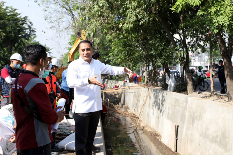 Wali Kota Surabaya Eri Cahyadi saat meninjau saluran air (Foto: Dok Diskominfo Surabaya)