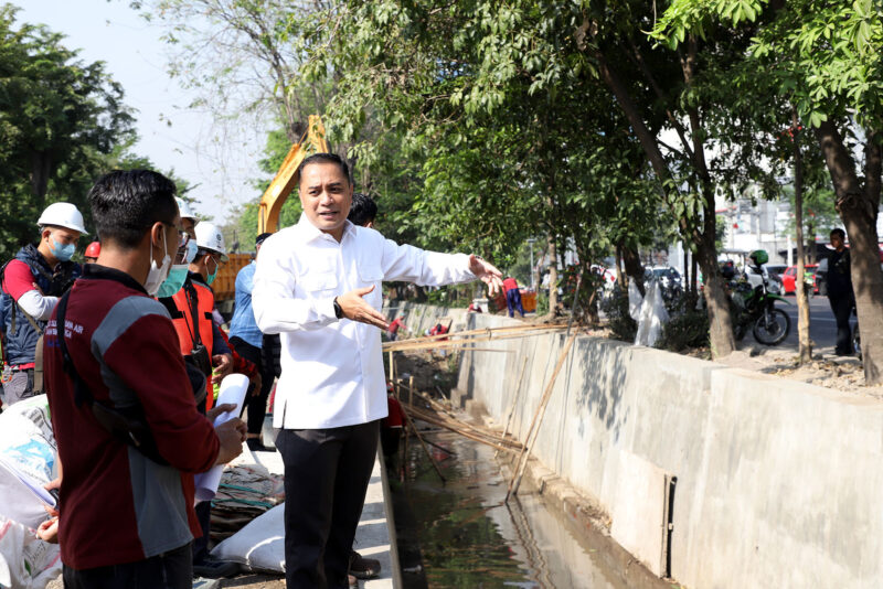 Wali Kota Eri Cahyadi saat meninjau saluran air (Foto: Diskominfo Surabaya)