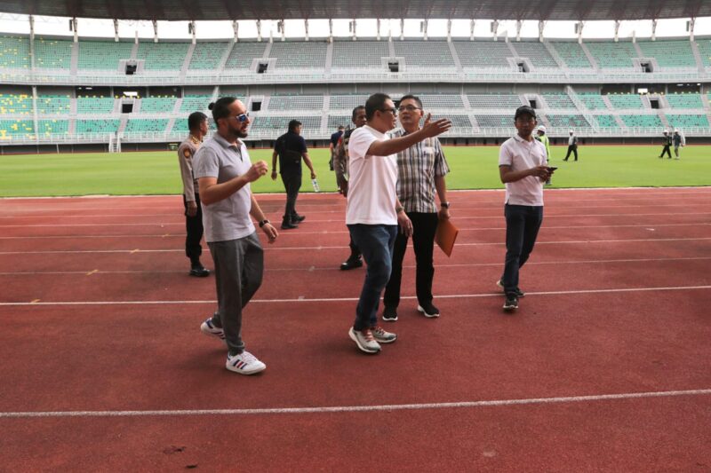 Perwakilan FIFA dan PSSI mengecek semua progres perbaikan Stadion Gelora Bung Tomo (GBT) Surabaya, Sabtu (25/2/2023).(Foto: Diskominfo Surabaya)