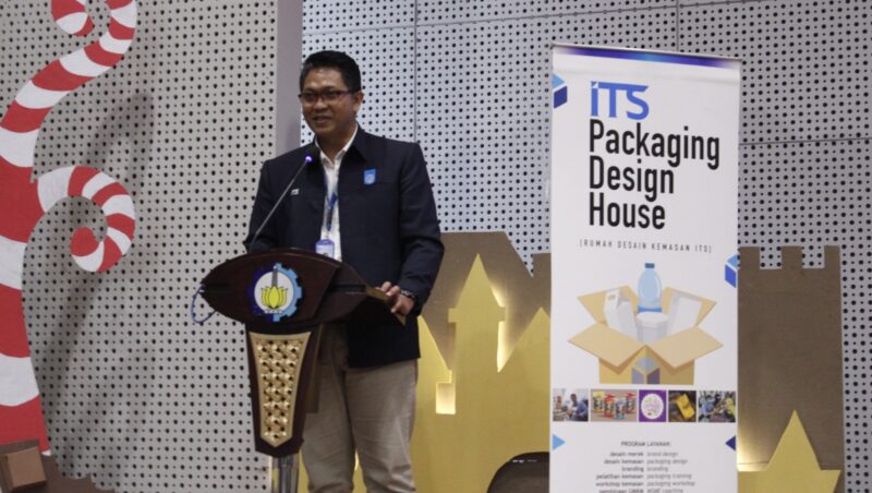 Ketua Program ITS Packaging Design House Sayatman SSn MSi memaparkan program rumah desain kemasan pada peringatan Dies Natalis ke-5 Departemen Desain Komunikasi Visual  ITS (Foto: Humas ITS)