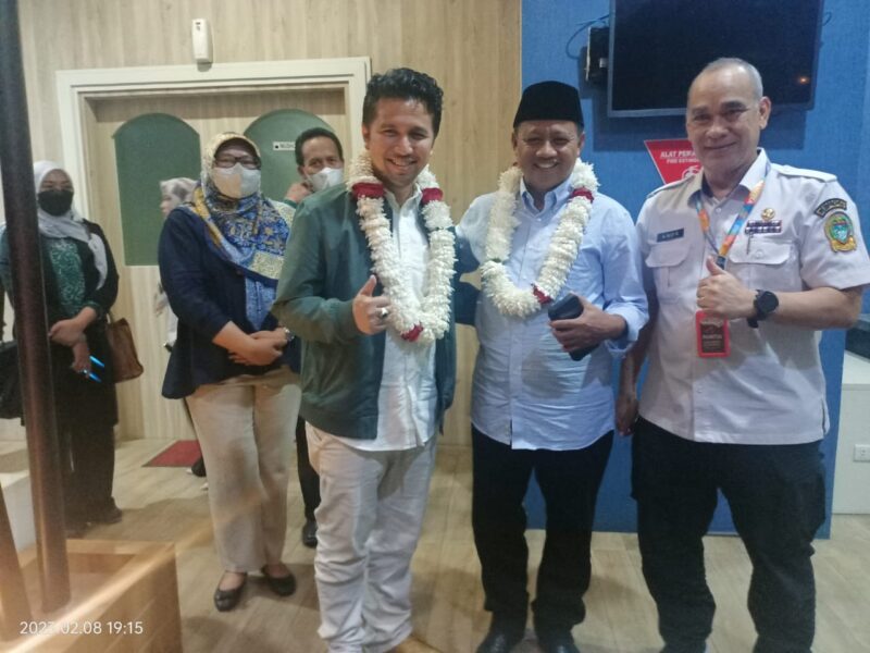 Wakil Gubernur Jawa Timur Emil Elestianto Dardak bersama Kadis Kominfo Jatim, Sherlita Ratna Dewi Agustin, saat penyambutan kedatangan oleh Panitia HPN 2023 di Bandara Kualanamo Medan, Sumatera Utara (Foto: Diskominfo Jatim)
