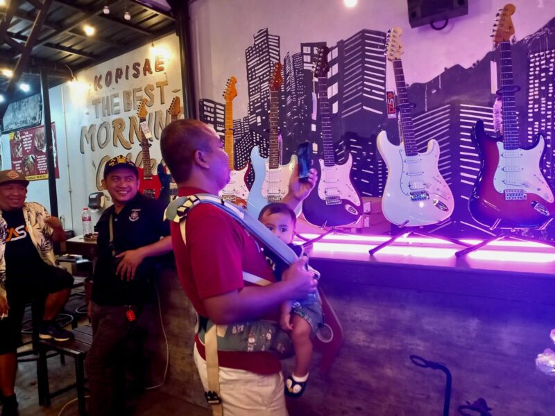 Pengunjung sedang melihat stand UMKM Gitar di event Gitarun (Foto: Christiana Beatrix)