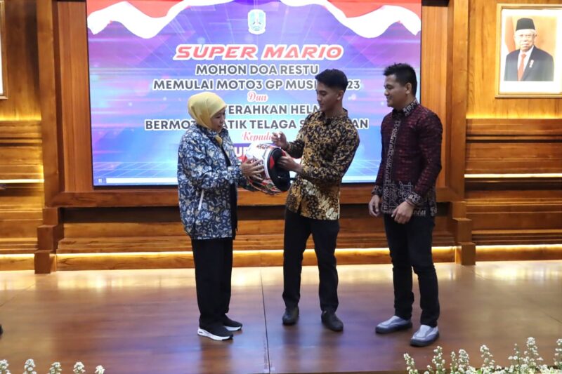 Gubernur Jawa Timur Khofifah Indar Parawansa menerima Helm dari Mario Suryo Aji di Gedung Negara Grahadi Surabaya (Foto: Kominfo Jatim)