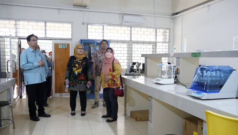 Rektor ITS Prof Dr Ir Mochamad Ashari MEng (kiri) mendampingi tim Kemenkes RI melakukan visitasi ke salah satu lab di Fakultas Kedokteran dan Kesehatan ITS (Foto: Humas ITS)