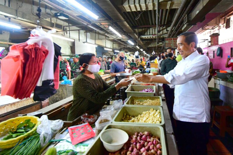 Presiden Jokowi Cek Harga Bahan Pangan di Pasar Wonokromo (Foto: Setkab)