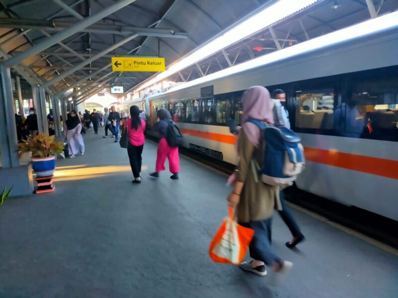 Suasana penumpang di stasiun KA (Foto: Humas Daop 8)