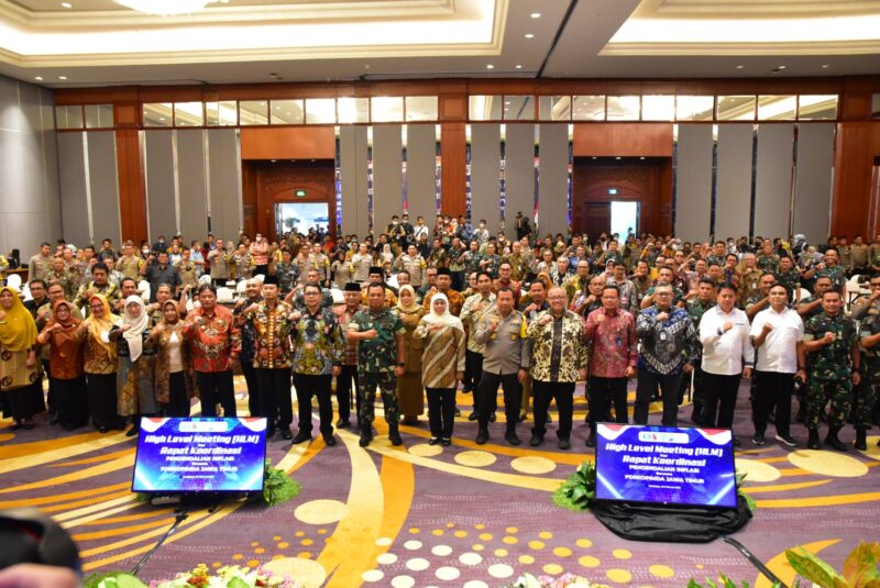 Gubernur Jatim Khofifah Indar Parawansa, Senin (20/2/2023) memimpin High Level Meeting (HLN) dan Rapat Koordinasi Pengendalian Inflasi Bersama Forkopimda Jawa Timur di JW Marriott Hotel Surabaya. (Foto: Kominfo Jatim)