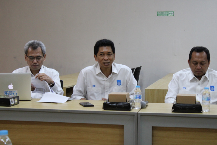 Diskusi ITS dengan PT Panasonic Gobel Life Solutions Manufacturing Indonesia dipimpin oleh Wakil Rektor IV ITS Bambang Pramujati ST MScEng PhD (tengah) dan Direktur Inovasi dan Kawasan Sains Teknologi (DIKST) ITS Agus Muhammad Hatta ST MSi PhD (kanan) (Foto: Humas ITS)
