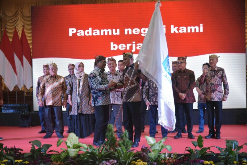 Wali Kota Eri Cahyadi Dilantik Sebagai Ketua Umum IKA ITS Jatim 2023-2027 (Foto: Diskominfo Surabaya)