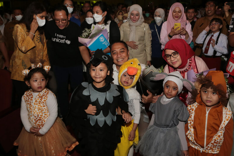 Wali Kota Eri Cahyadi dan Ketua TP PKK Rini Indriyani berfoto bersama anak-anak (Foto: Diskominfo Surabaya)