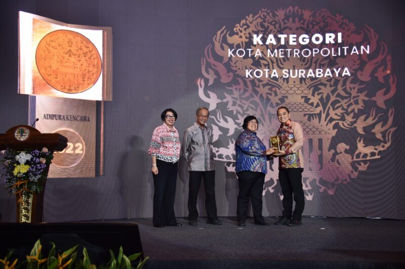 Wali Kota Surabaya Eri Cahyadi menerima penghargaan Adipura Kencana 2022  (Foto: Diskominfo Surabaya)