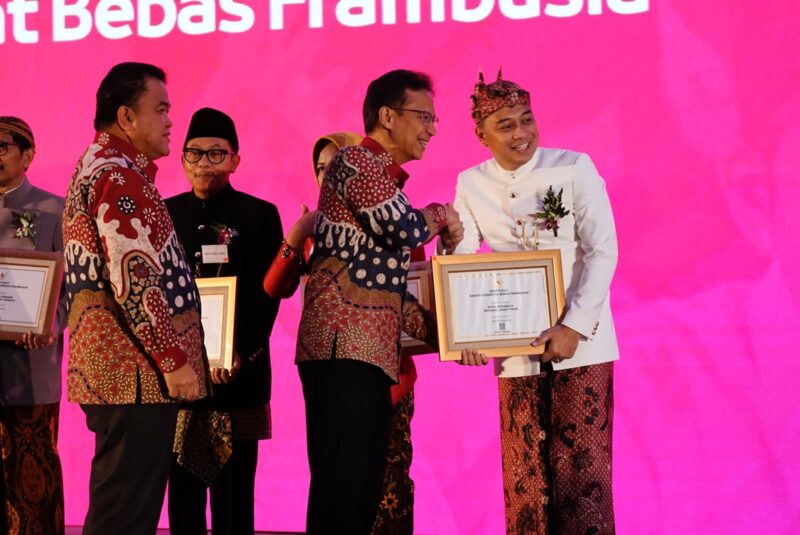 Wali Kota Eri Cahyadi saat menerima Sertifikat Bebas Frambusia dari Menkes (Foto: Diskominfo Surabaya)