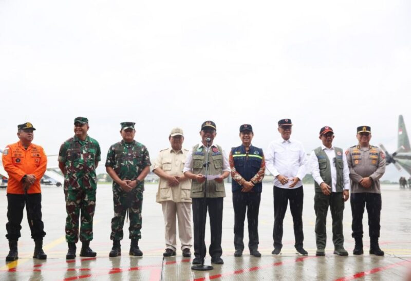 Menko PMK didampingi sejumlah pejabat saat melepas pengiriman bantuan ke Turki, Sabtu (11/02/2023), di Lanud Halim Perdanakusuma, Jakarta. (Foto: Humas Kemenko PMK) 