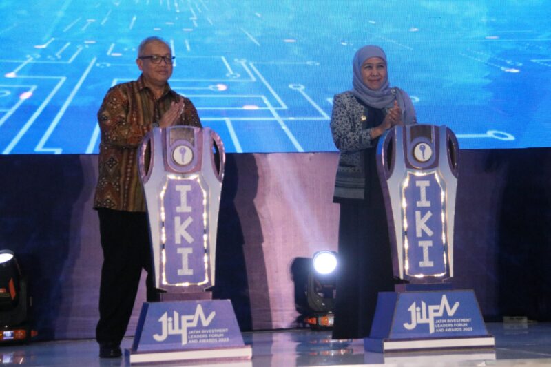 Gubernur Jawa Timur Khofifah Indar Parawansa bersama Kepala Perwakilan Bank Indonesia Jatim, Budi Hanoto pada acara Jatim Investment Leaders Forum and Awards(JILFA 2023). (Foto: Kominfo Jatim)