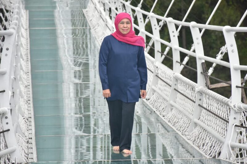 Gubernur Jawa Timur, Khofifah Indar Parawansa di atas Spot Wisata Jembatan Kaca di Seruni Point Bromo Tengger Semeru Semeru Kecamatan Sukapura Probolinggo (Foto: Dok Kominfo Jatim)