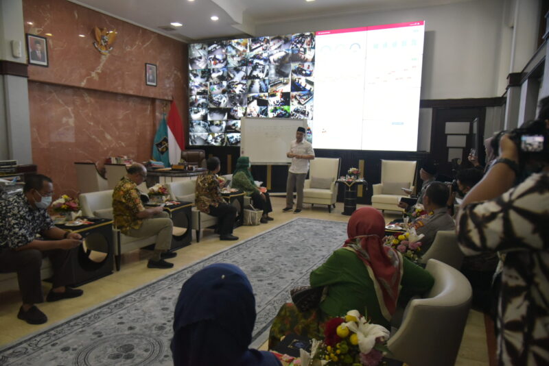 Rapat dengan jajaran Kementerian Agama (Kemenag) Kota Surabaya beserta para muslimat untuk membahas warga Surabaya yang akan menghadiri Harlah 1 Abad Nahdlatul Ulama (NU). (Foto: Diskominfo Surabaya)