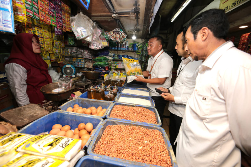 Jajaran PD Pasar Surya saat memantau di beberapa pasar yang dikelola PDPS (Foto: Diskominfo Surabaya)
