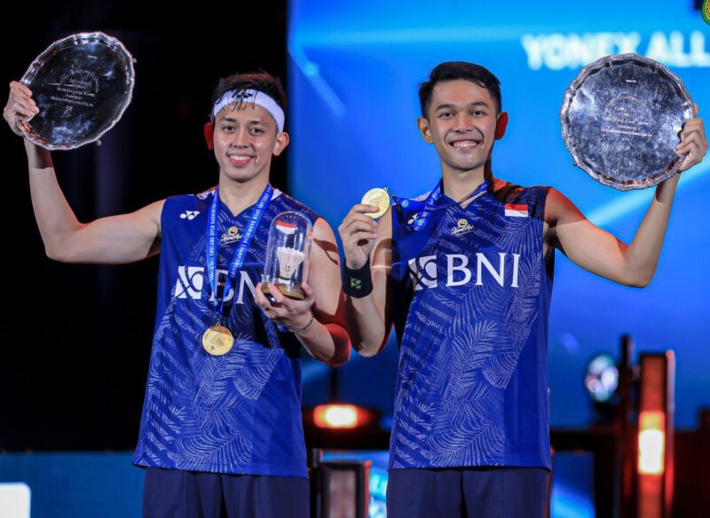 Fajar Alfian/Muhammad Rian Ardianto menorehkan sejarah dengan menjuarai turnamen All England untuk pertama kalinya usai mengalahkan rekan senegara Hendra Setiawan/Mohammad Ahsan pada babak final di Birmingham, Inggris, Minggu (19/3/2023). (Foto: PBSI)