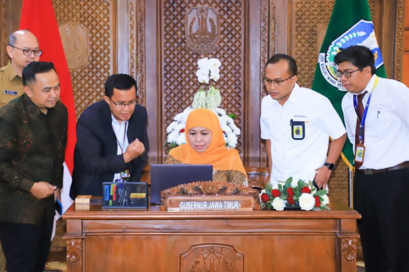 Gubernur Jawa Timur, Khofifah Indar Parawansa saat melaporkan SPT Tahunan Pajak Penghasilan (PPh) Tahun 2022 di Gedung Negara Grahadi Surabaya, Senin (27/3/2023). (Foto: Kominfo Jatim)