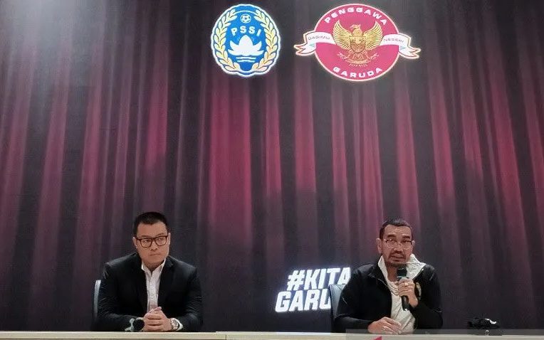 Anggota komite eksekutif PSSI Arya Sinulingga (kanan) menjawab pertanyaan para pewarta pada konferensi pers yang berlangsung di GBK Arena, Jakarta, Minggu (26/3/2023). (Foto: ANTARA)