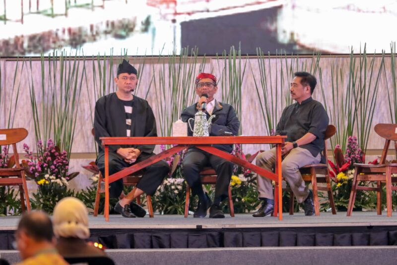 Menkopolhukam Mahfud MD membuka acara cangkruan Tertib di Tahun Politik Menuju Indonesia Maju. (Foto: Kominfo Jatim)