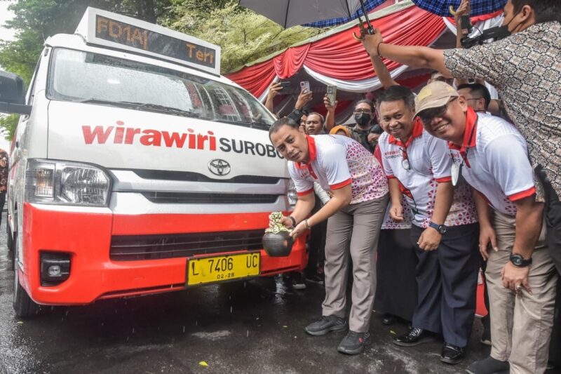 Wali Kota Surabaya Eri Cahyadi saat meresmikan Feeder Wira Wiri Suroboyo (Foto: Diskominfo Surabaya)