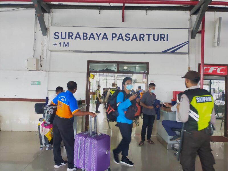 Penumpang KA di stasiun Surabaya Pasar Turi (Foto: Humas Daop 8)