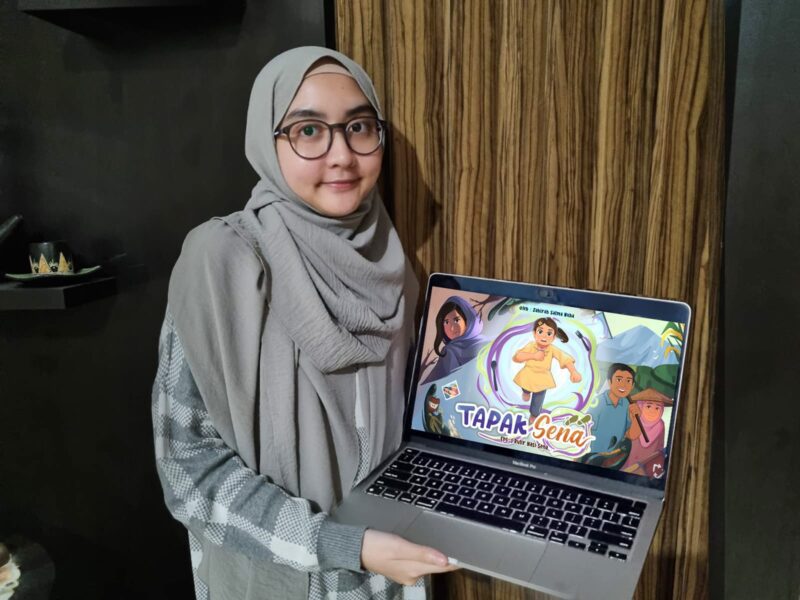 Motion comic Tapak Sena turut berhasil mengantarkan mahasiswa DKV ITS Zahirah Salma Nuha lulus sarjana pada 3,5 tahun masa kuliah (Foto: Humas ITS)