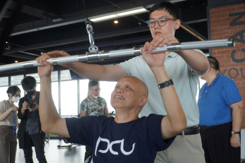 Rektor PCU, Djwantoro Hardjito saat mencoba alat Latihan Pulldown bersama pendamping (Foto: Humas PCU)