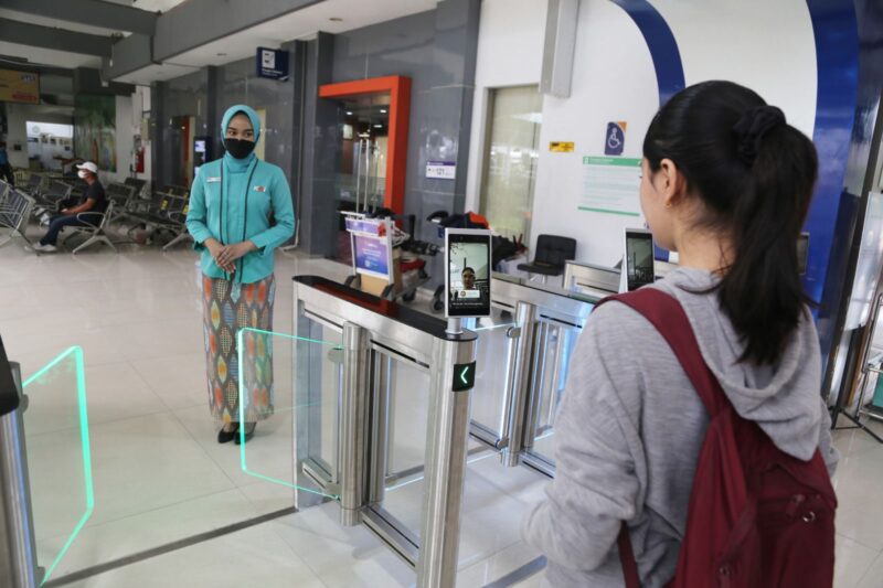 Boarding di Stasiun Surabaya Gubeng Kini Cukup Pindai Wajah  dengan teknologi Face Recognition Boarding Gate (Foto: Humas Daop 8 Surabaya)