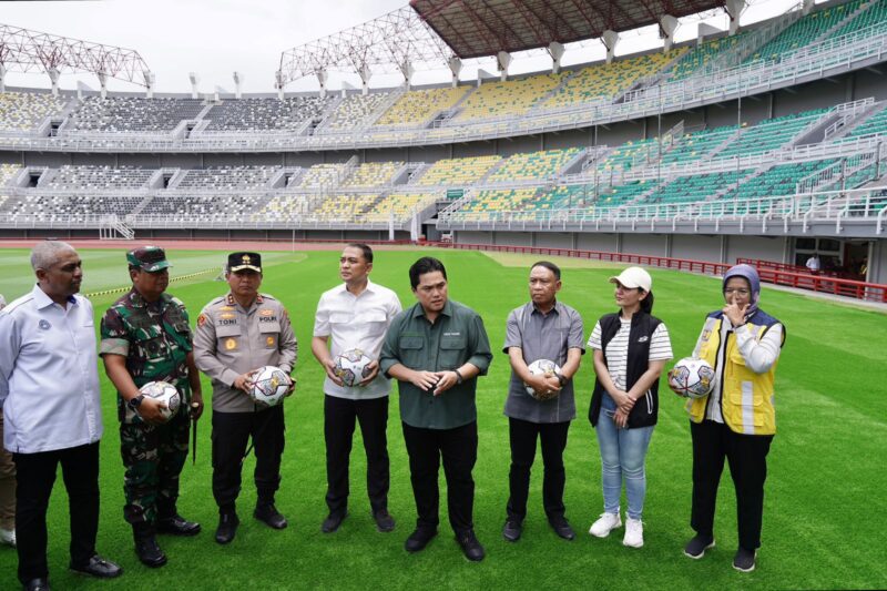 Erick Thohir didampingi Waketum PSSI Zainuddin Amali, dan Ratu Tisha serta jajaran pengurus PSSI dan LOC meninjau langsung proses renovasi Stadion Gelora Bung Tomo (GBT) Surabaya pada Senin (13/03) siang
