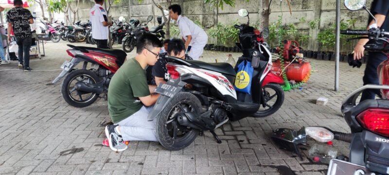 Service Motor Gratis ditangani mahasiswa dan Mekanik (Foto: Humas UK Petra)