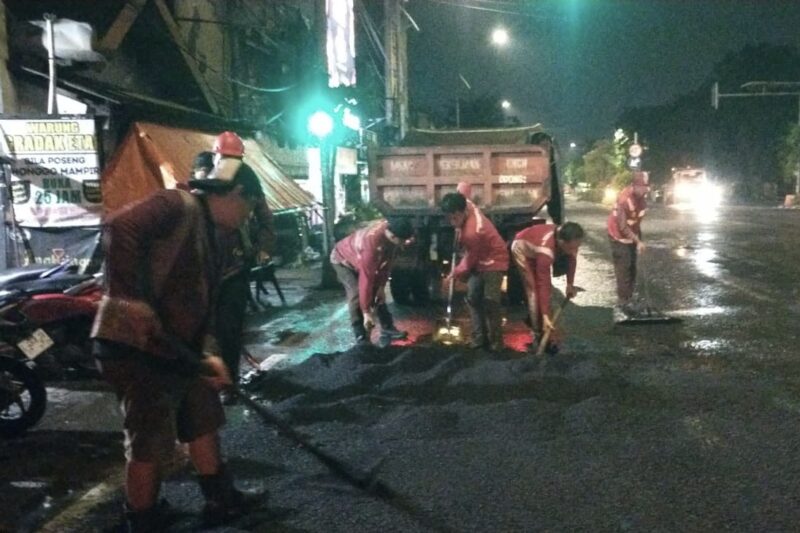 Pengaspalan jalan berlubang di Surabaya (Foto: Diskominfo Surabaya)