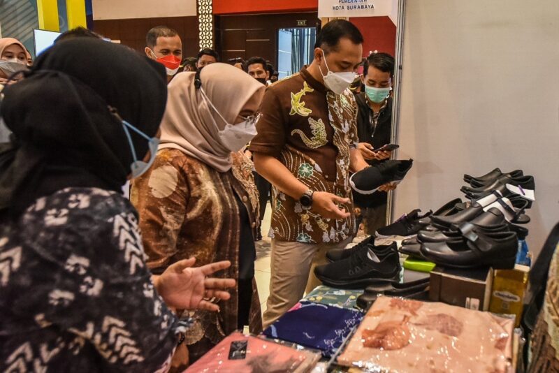 Wali Kota Surabaya Eri Cahyadi saat melihat produk UMKM Sepatu (Foto: Dok Diskominfo Surabaya)
