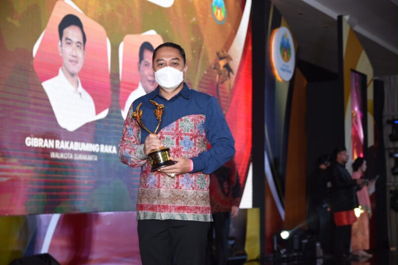 Wali Kota Eri saat menerima penghargaan PPKM Award