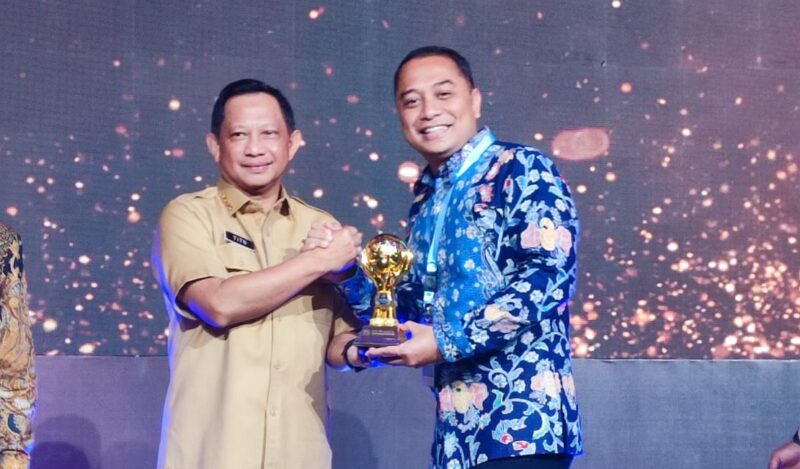 Wali Kota Surabaya Eri Cahyadi saat menerima UHC Award dari Menteri Dalam Negeri Tito Karnavian (Foto:Diskominfo Surabaya)