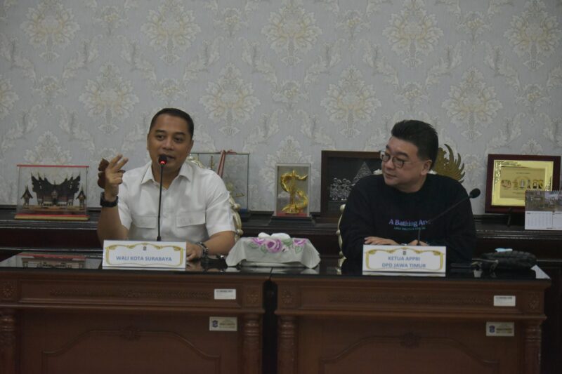 Wali Kota Surabaya Eri Cahyadi bersama Ketua DPD APPBI Jatim, Sutandi Purnomosidi (Foto: Diskominfo Surabaya)