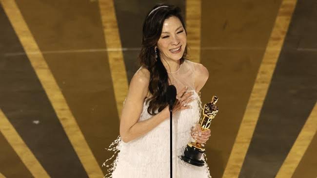 Michelle Yeoh, berhasil mencetak sejarah sebagai aktris Asia pertama yang memenangkan penghargaan Aktris Utama Terbaik Oscar 2023. (Foto:
Getty Images via AFP/KEVIN WINTER)