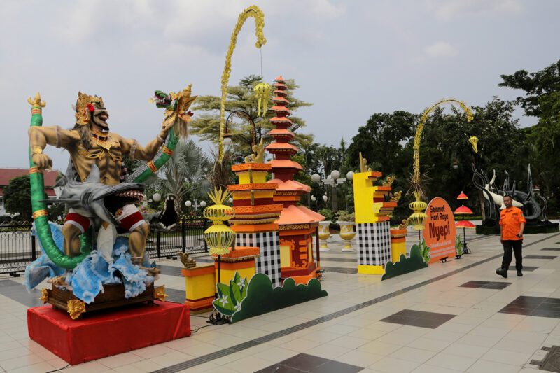 Ogoh-Ogoh dan Dekorasi Pura di Balai Kota Surabaya (Foto: Diskominfo Surabaya)