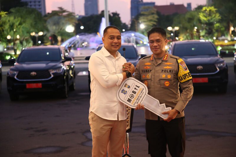 Wali Kota Surabaya Eri Cahyadi serahkan 11 Mobil Operasional Pinjam Pakai kepada Polrestabes Surabaya (Foto: Diskominfo Surabaya)