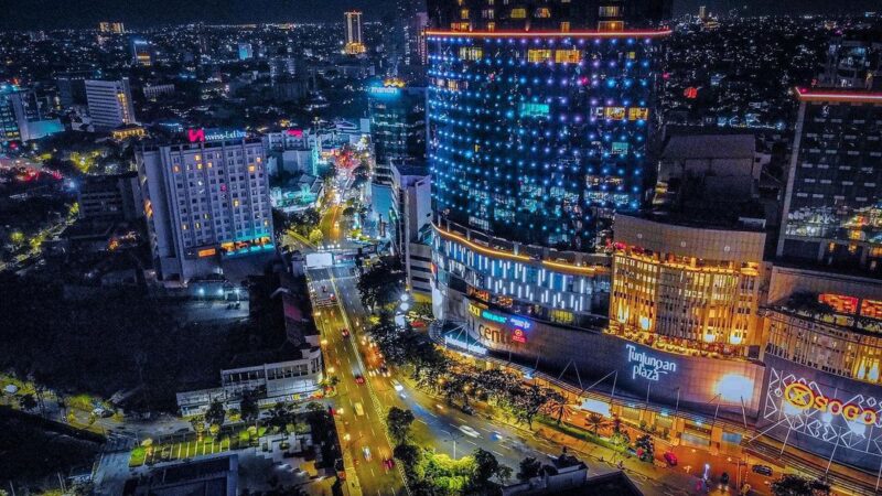 Gemerlap Surabaya di malam hari (Foto: Instagram @jhasena)
