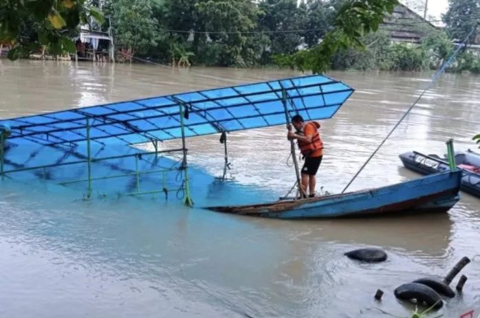 Perahu tambang tenggelam  (Foto: Antara)