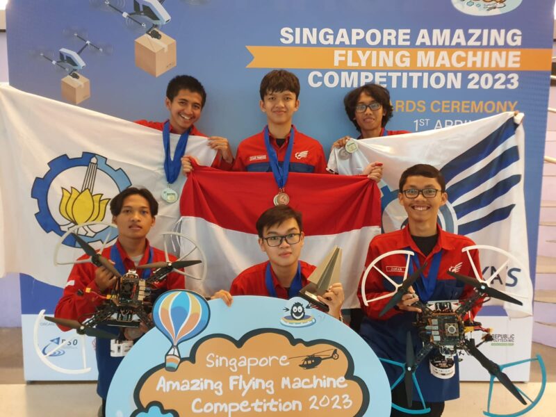 Para mahasiswa yang tergabung dalam tim Soeromiber dari Bayucaraka ITS sukses mendulang berbagai juara dalam ajang SAFMC 2023 di Singapura (Foto: Humas ITS)