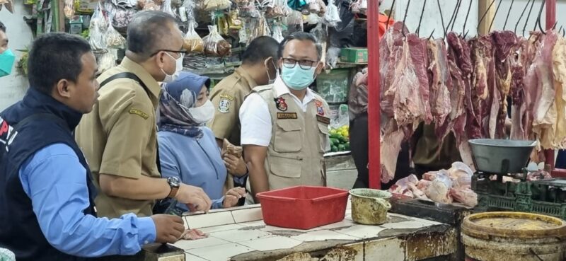 Sidak harga komoditas pangan di pasar Wonokromo Surabaya (Foto: Dok KPPU)